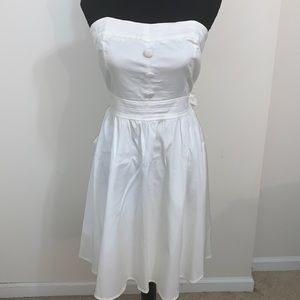 Sleeveless Summer white dress with back zipper and back bow for waist cinching